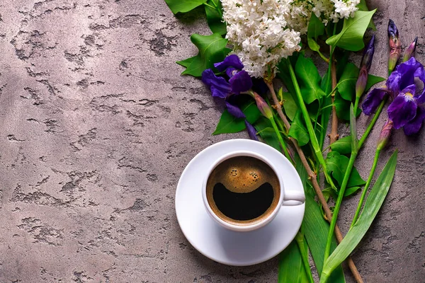 Café y flores lila sobre fondo de hormigón gris —  Fotos de Stock