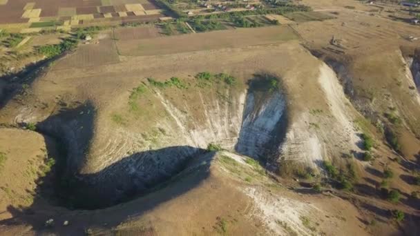 Kameranın Derin Kayalık Bir Vadi Ormanın Üzerindeki Uçuşunun Havadan Görüntüsü — Stok video