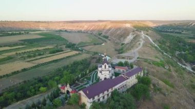 Kilise ve köyle birlikte kırsal arazinin hava görüntüsü. Moldova Cumhuriyeti.