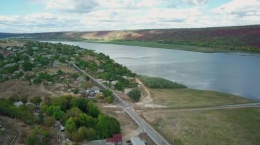 Nehir ve küçük köyle birlikte kırsal arazinin hava görüntüsü. Moldova Cumhuriyeti.