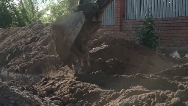 Loseup excavatrice de travail. Excavatrice creuse un fossé. — Video