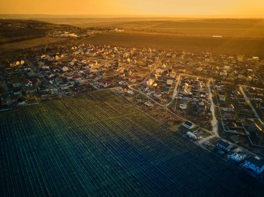 Gün batımında küçük bir kasabanın havadan görünüşü.