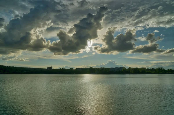 Drammatico Tramonto Sul Lago Della Città — Foto Stock