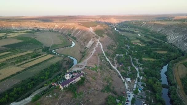 Luftaufnahme Der Ländlichen Landschaft Mit Kirche Und Dorf Republik Moldau — Stockvideo