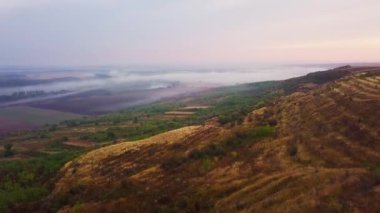 Yavaşça bir nehir kıyısına bakıyorum Dinyester ve sabah güneşiyle kaplı küçük bir köy..