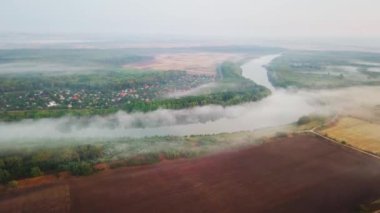 Yavaşça bir nehir kıyısına bakıyorum Dinyester ve sabah güneşiyle kaplı küçük bir köy..