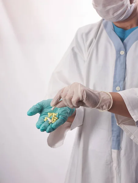 药丸在医生手里 戴医疗手套的手拿着药丸 治疗该疾病的药物 — 图库照片