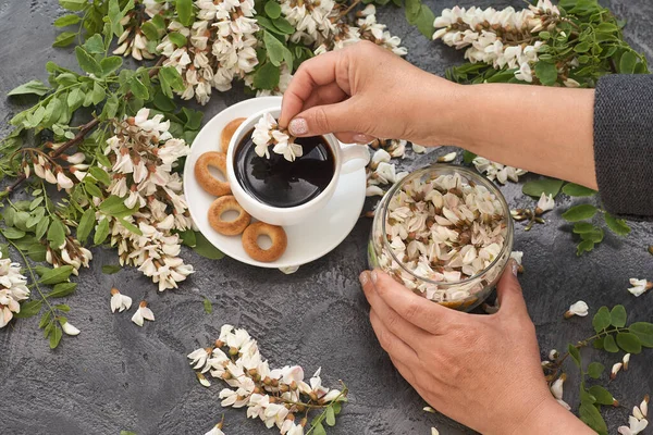 Frühlings Layout Mit Kaffee Auf Dem Tisch Und Weißen Akazienblüten — Stockfoto