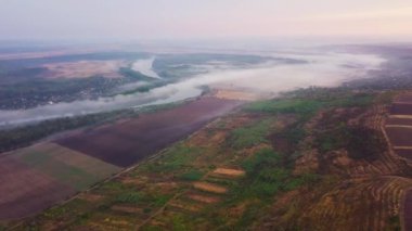 Yavaşça bir nehir kıyısına bakıyorum Dinyester ve sabah güneşiyle kaplı küçük bir köy..