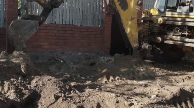 Kaybeden kazıcı çalışıyor. Kazıcı hendek kazıyor..