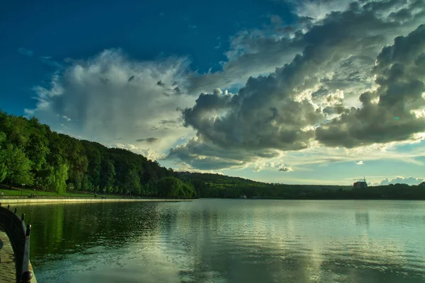 Atardecer Dramático Sobre Lago Ciudad — Foto de Stock