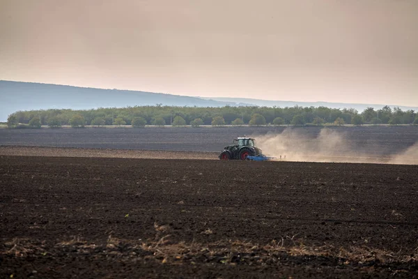 Faire Sauter Champ Tracteur Rouge Tracteur Cultivant Des Terres — Photo