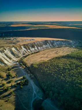 Moldova 'nın Trebijeni köyü yakınlarındaki Eski Orhei kayalıklarının ve ovalarının insansız hava aracı görüntüsü