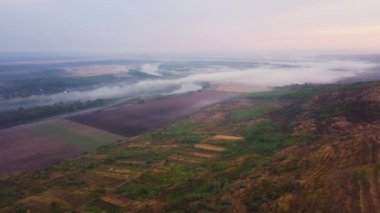 Yavaşça bir nehir kıyısına bakıyorum Dinyester ve sabah güneşiyle kaplı küçük bir köy..