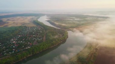 Yavaşça bir nehir kıyısına bakıyorum Dinyester ve sabah güneşiyle kaplı küçük bir köy..