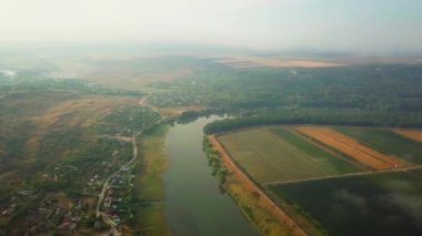 Yavaşça bir nehir kıyısına bakıyorum Dinyester ve sabah güneşiyle kaplı küçük bir köy..