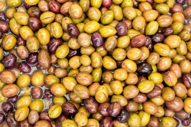 Arka plan piyasada satılan turşu yeşil ve siyah zeytin