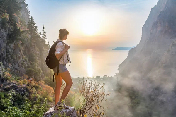 Dağın Tepesinde Uzun Yürüyüşe Çıkan Kimse Kız Spor Aktif Bir — Stok fotoğraf