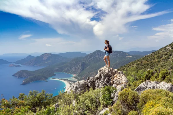 Chica Excursionista Cima Montaña Concepto Deportivo Vida Activa Oludeniz Turquía —  Fotos de Stock