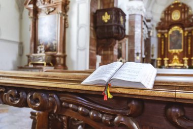 Kilisede dua Defteri'ni bankta