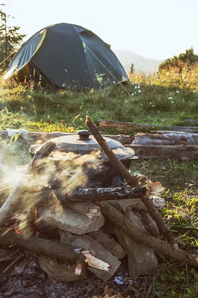 Toeristische Kamp Met Vuur Kokend Pot Tent Brandhout — Stockfoto