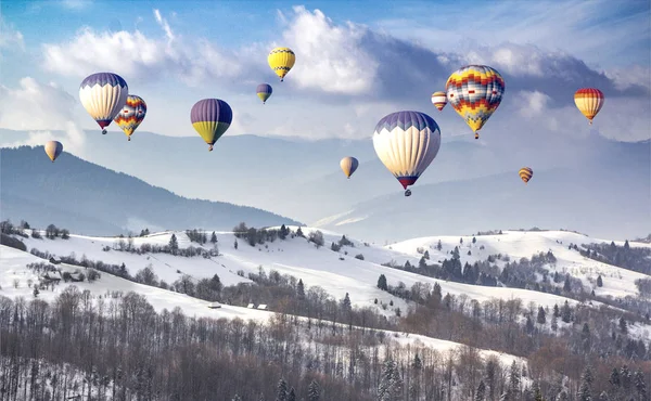 Πολύχρωμα Αερόστατα Μια Κορυφογραμμή Βουνού Καλύπτονται Χιόνι — Φωτογραφία Αρχείου