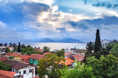 Çatıları ve alan o denizde penceresinden manzara