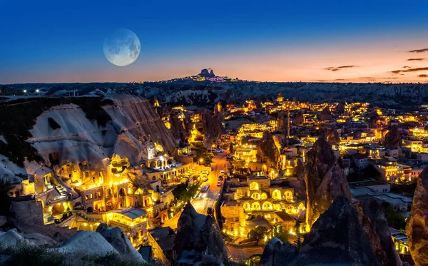 Paisaje Nocturno Del Pueblo Goreme Turquía Con Luna Llena Cielo —  Fotos de Stock