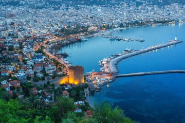 Akdeniz ve eski tarihi kule, Alanya, Türkiye ile cityscape Koyu'nun muhteşem akşam üstten görünüm