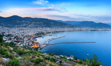 Akdeniz ve eski tarihi kule, Alanya, Türkiye ile cityscape Koyu'nun panoramik akşam üstten görünüm