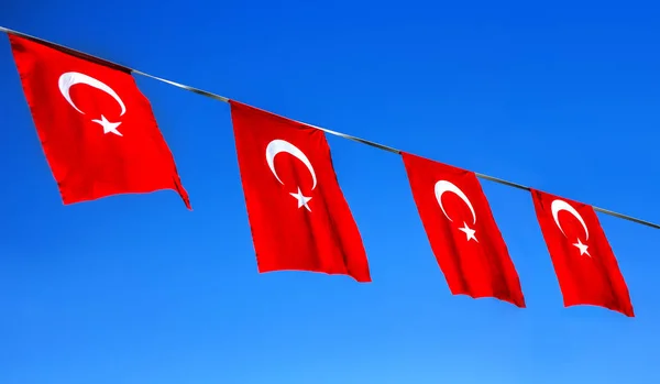 Banderas Turcas Ondeando Contra Cielo Azul Brillante — Foto de Stock