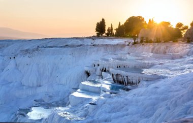 Günbatımı,'Türkiye ' deki Pamukkale havuzları kaplıcalar içerir ve akan su, UNESCO Dünya Miras Listesi yaptı mineraller Travertenleri, teraslarında karbonat