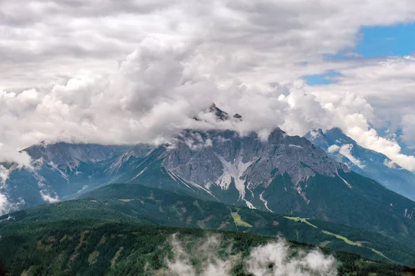 Cima Las Montañas Alpinas Las Nubes — Foto de Stock