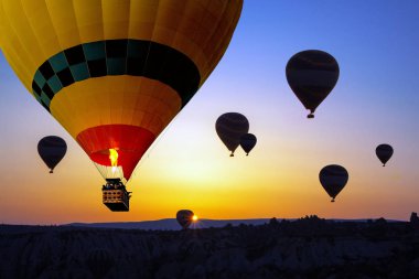 Sarı sıcak hava balon yakın çekim gündoğumu, Kapadokya'nın gökyüzünde