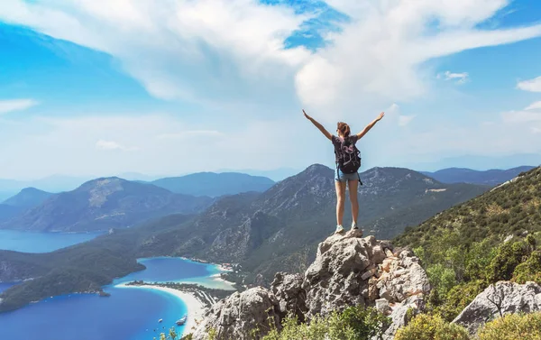 Niña Excursionista Cima Montaña Oncept Libertad Victoria Vida Activa —  Fotos de Stock