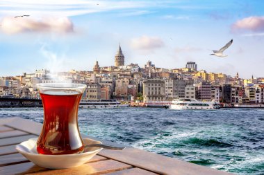 Haliç ve Istanbul'da Galata Kulesi arka planı cam geleneksel Türk çay