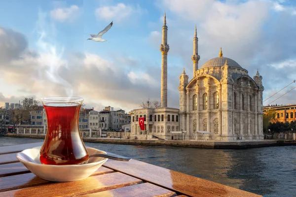 Eine Tasse Türkischen Tee Einem Traditionellen Glas Vor Dem Hintergrund — Stockfoto