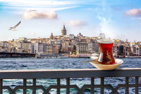 Eine Tasse Türkischer Tee Einem Traditionellen Glas Vor Dem Hintergrund — Stockfoto