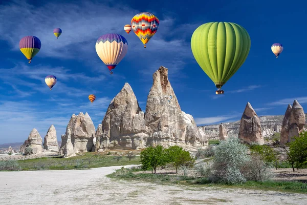 Globos Aire Caliente Sobre Ciudad Cueva Valle Las Dagas Capadocia —  Fotos de Stock