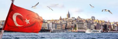 Galata Kulesi Istanbul Panoraması manzarası ve martılar denize, Haliç geniş yatay planda billboard için seyahat arka plan Türk bayrağı ile