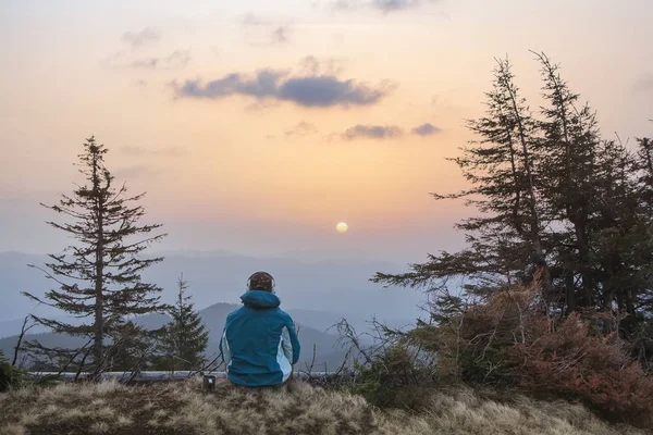 Joven Auriculares Observa Amanecer Las Montañas Con Una Taza Una —  Fotos de Stock