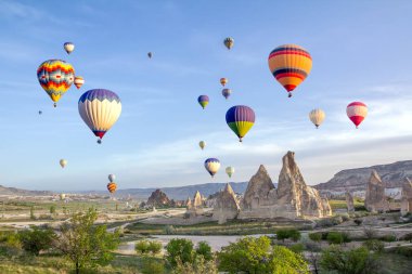 Sıcak hava balon içinde gökyüzü mağara kasaba, hançerler Valley, Kapadokya, Türkiye