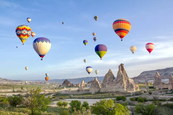 Hot air balloons in the sky over the cave town, Valley of Daggers, Cappadocia, Turkey — Stock Photo, Image