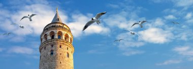 Galata Kulesi ve martılar arka planda bulutlar ve mavi gökyüzü, Türkiye, Istanbul ile yatay banner