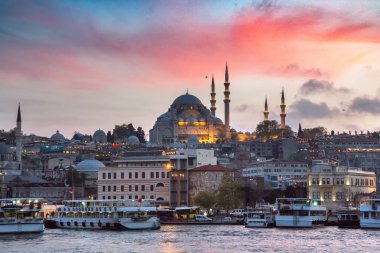 Yaz manzarası, Türkiye'nin dağlık bölgesinde dağ tarafında küçük bir köy