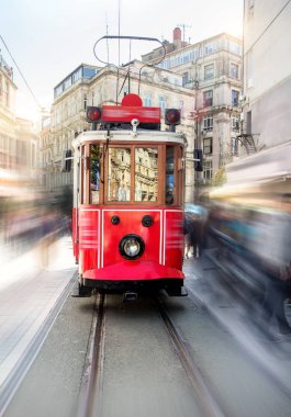 Bir yaz günü Istanbul, Türkiye'de Taksim Istiklal Caddesi'ndeki tramvay Retro