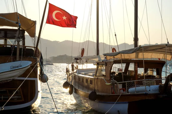 Vergnügungsjachten am Pier mit der Flagge der Türkei, im Gegenlicht, marmaris — Stockfoto