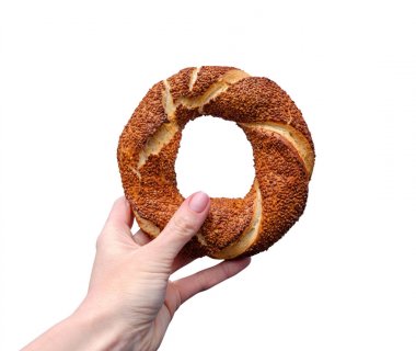 Beyaz arka planda izole kadın elinde geleneksel Türk simit simit