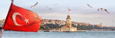 Kız Kulesi ile İstanbul Panoraması, kiz kulesi, deniz üzerinde ufuk çizgisi ve martılar, ön planda Türk bayrağı ile geniş manzara, billboard için seyahat arka plan