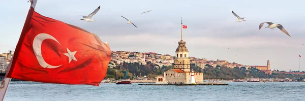 Panorama de Istambul com Maiden Tower, kiz kulesi, no horizonte e gaivotas sobre o mar, ampla paisagem com a bandeira turca em primeiro plano, fundo de viagem para outdoor — Fotografia de Stock